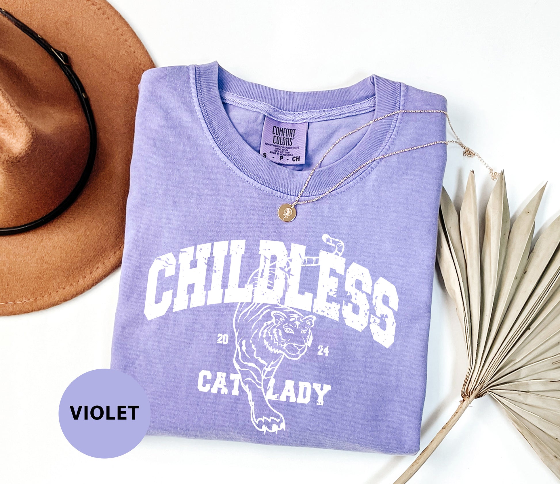 a hat, sunglasses, and t - shirt with the word childless cat lady