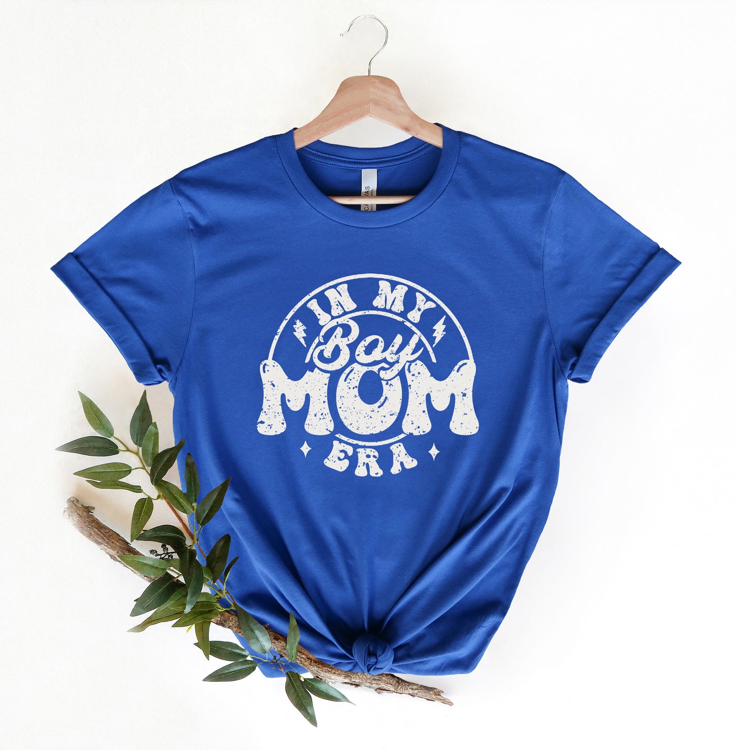 a blue t - shirt with the words i'm my mom on it