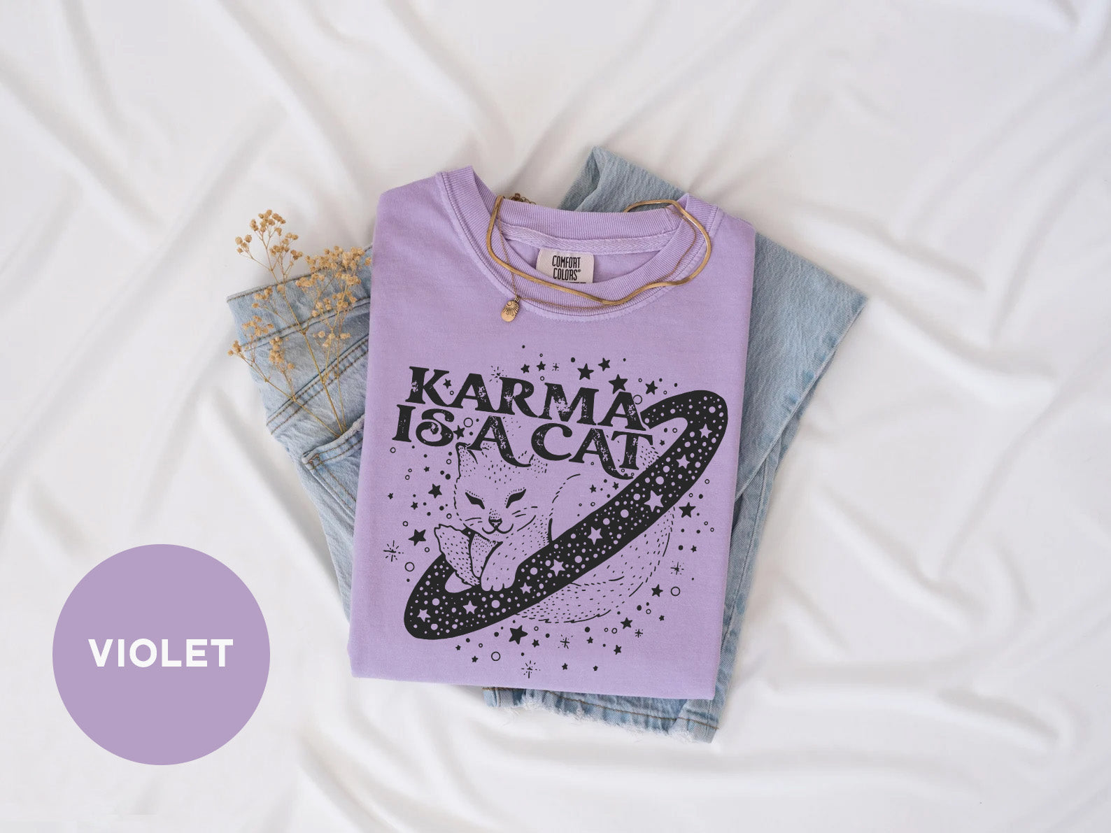 a t - shirt with a picture of a cat on it