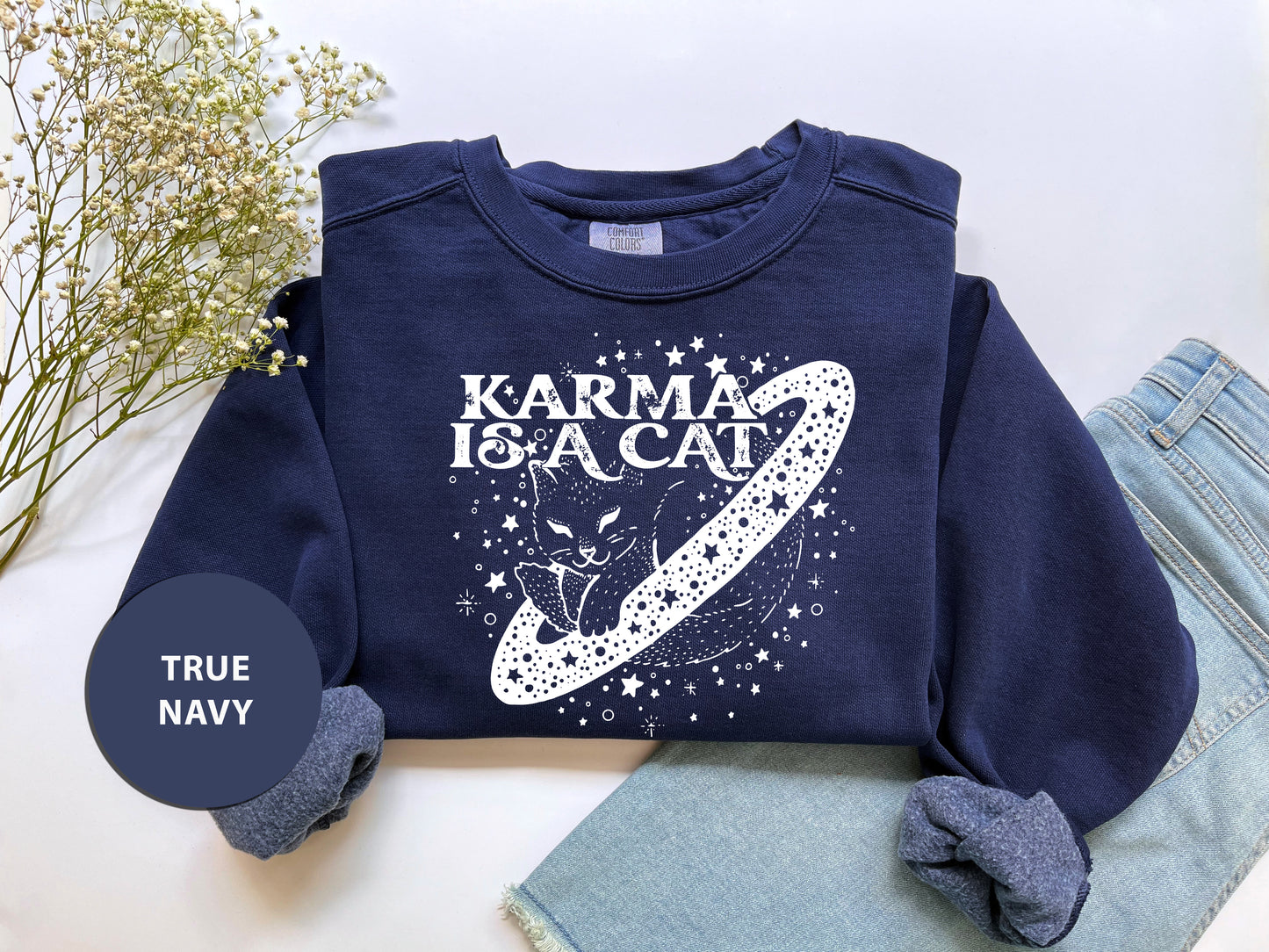 a t - shirt with a picture of a cat on it