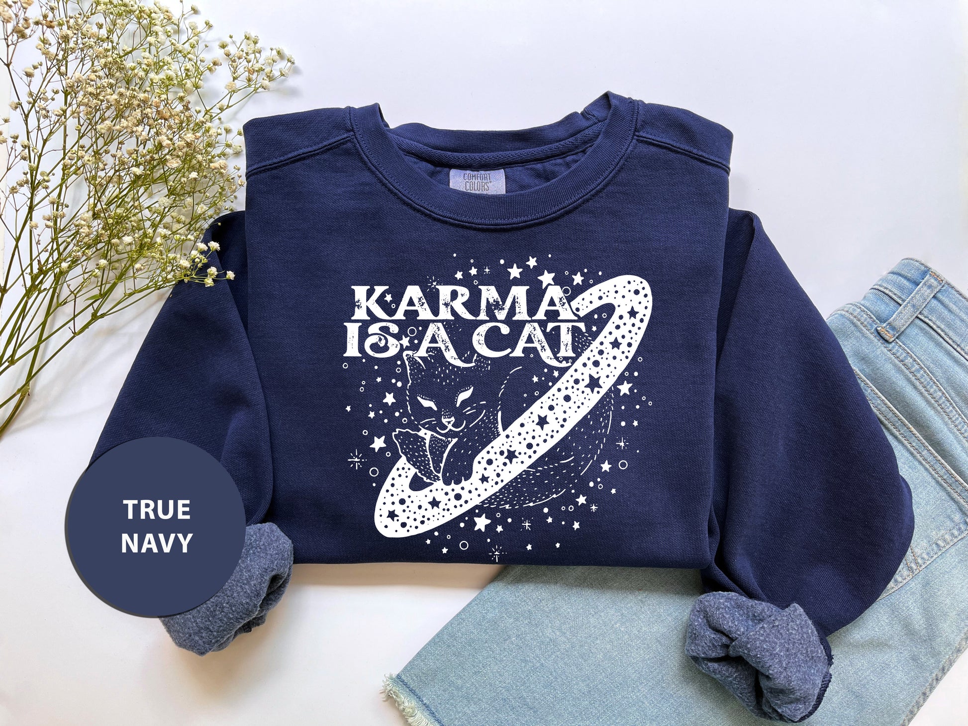 a t - shirt with a picture of a cat on it