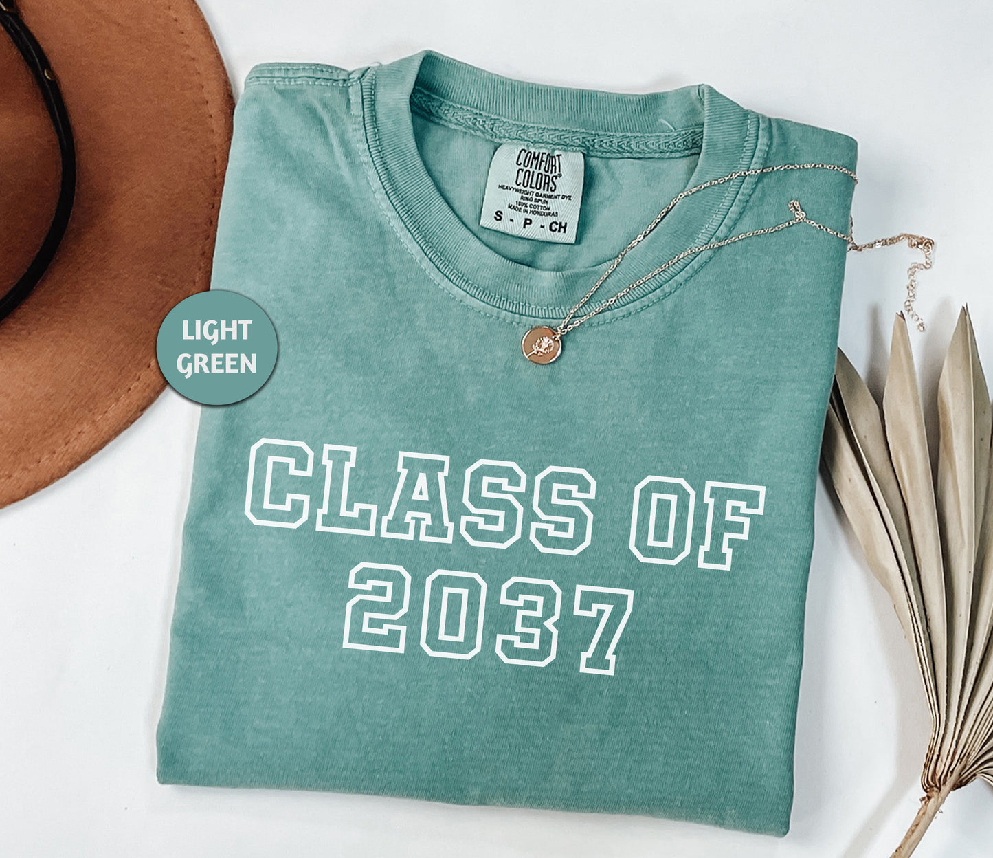 a t - shirt that says class of 202 next to a hat