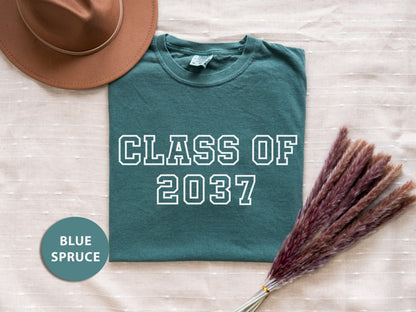 a t - shirt that says class of 202 next to a hat