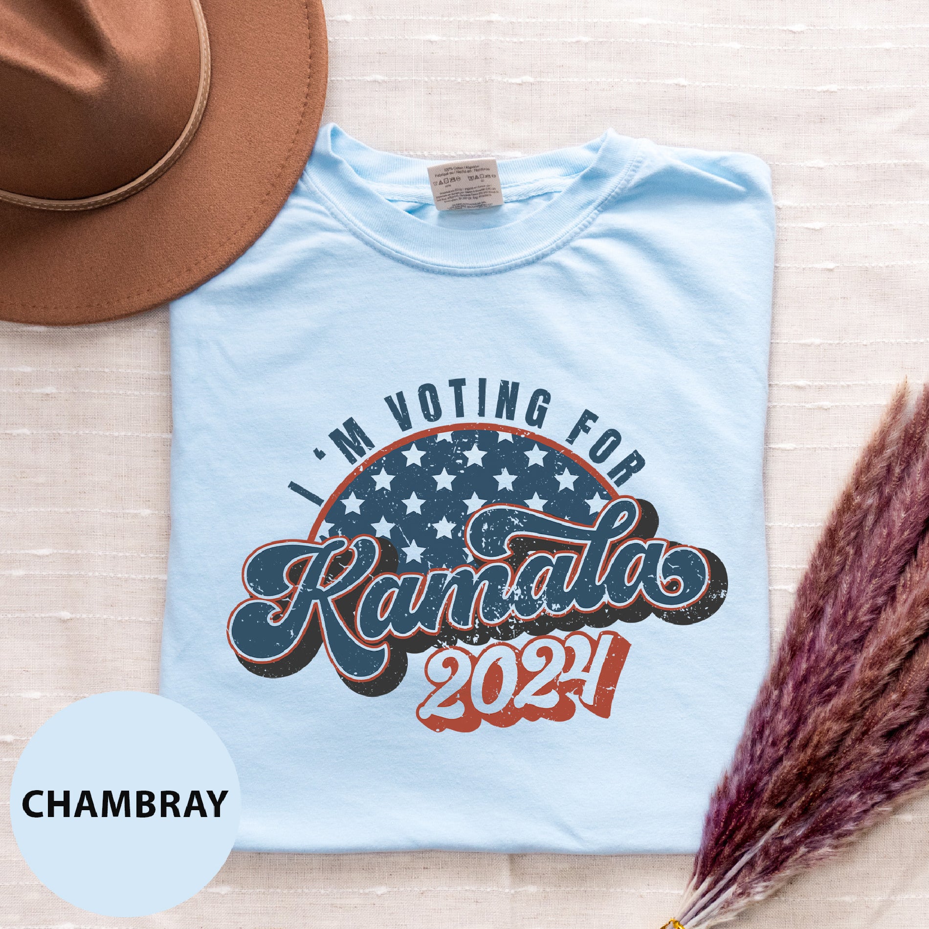 a t - shirt that says i'm voting for kansas on it next to