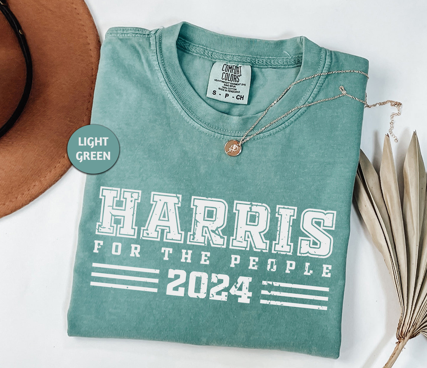 a t - shirt that says harris for the people on it