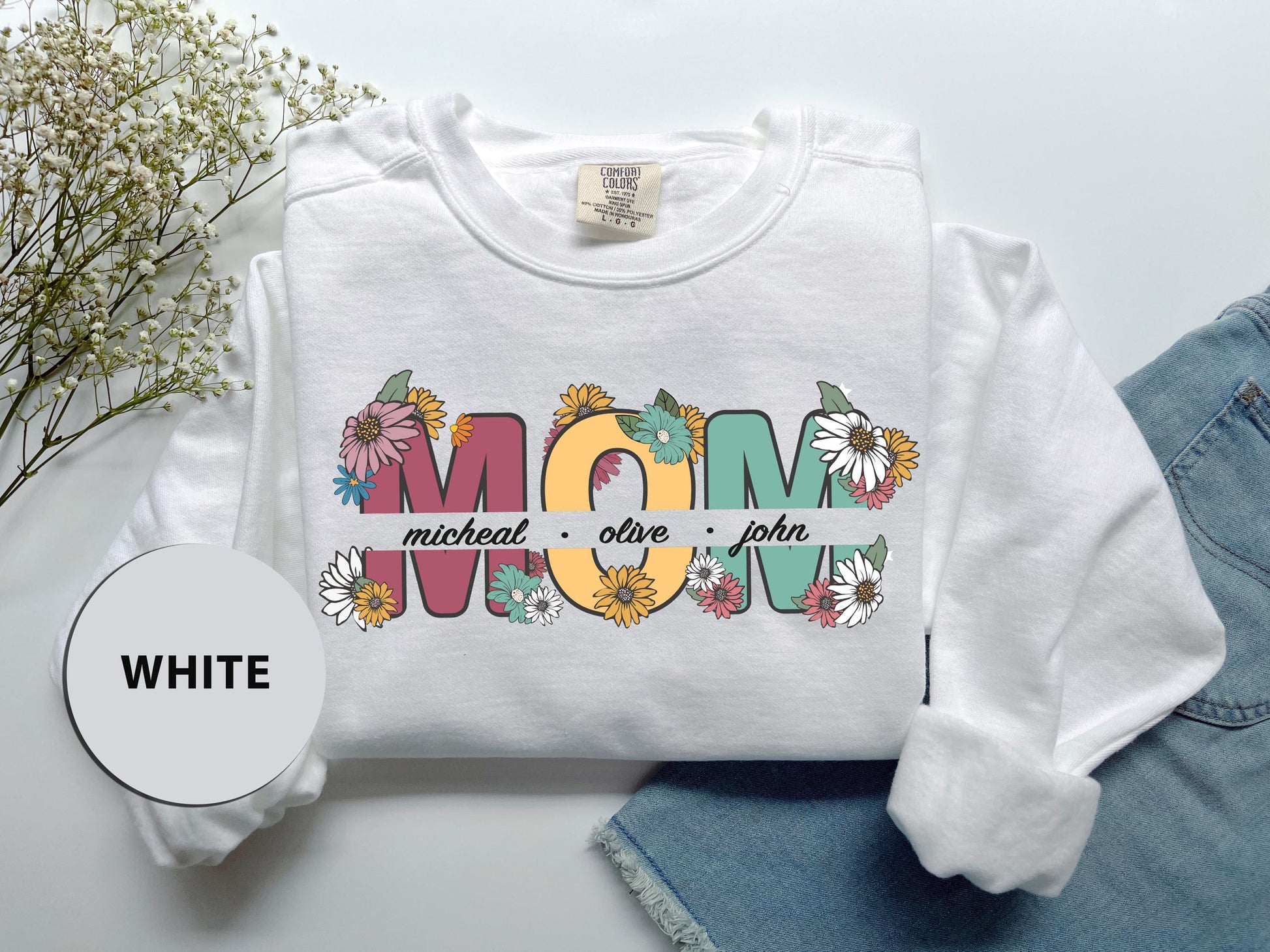 a white shirt with the words mom on it