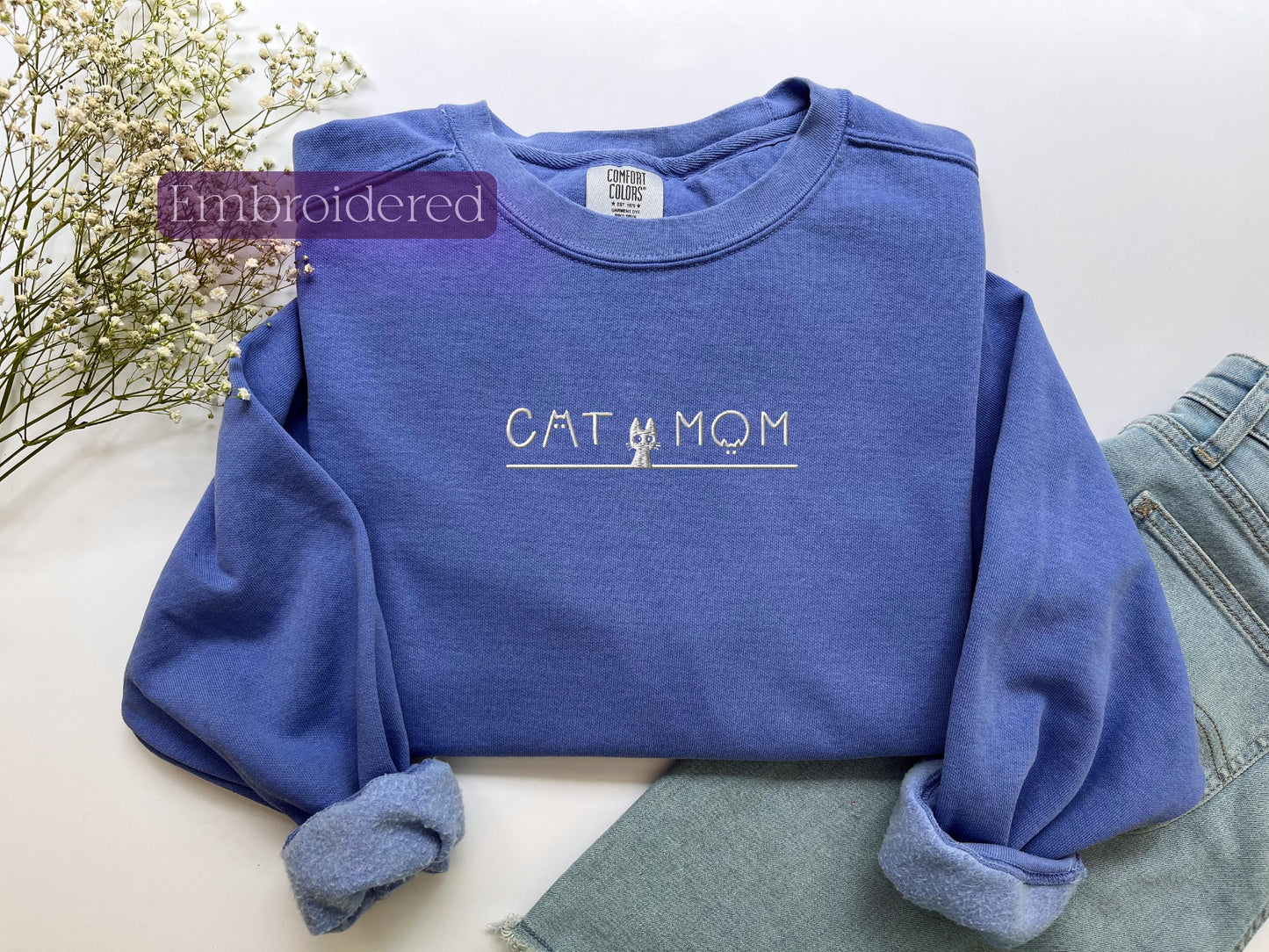 a blue sweatshirt with the word cat mom on it
