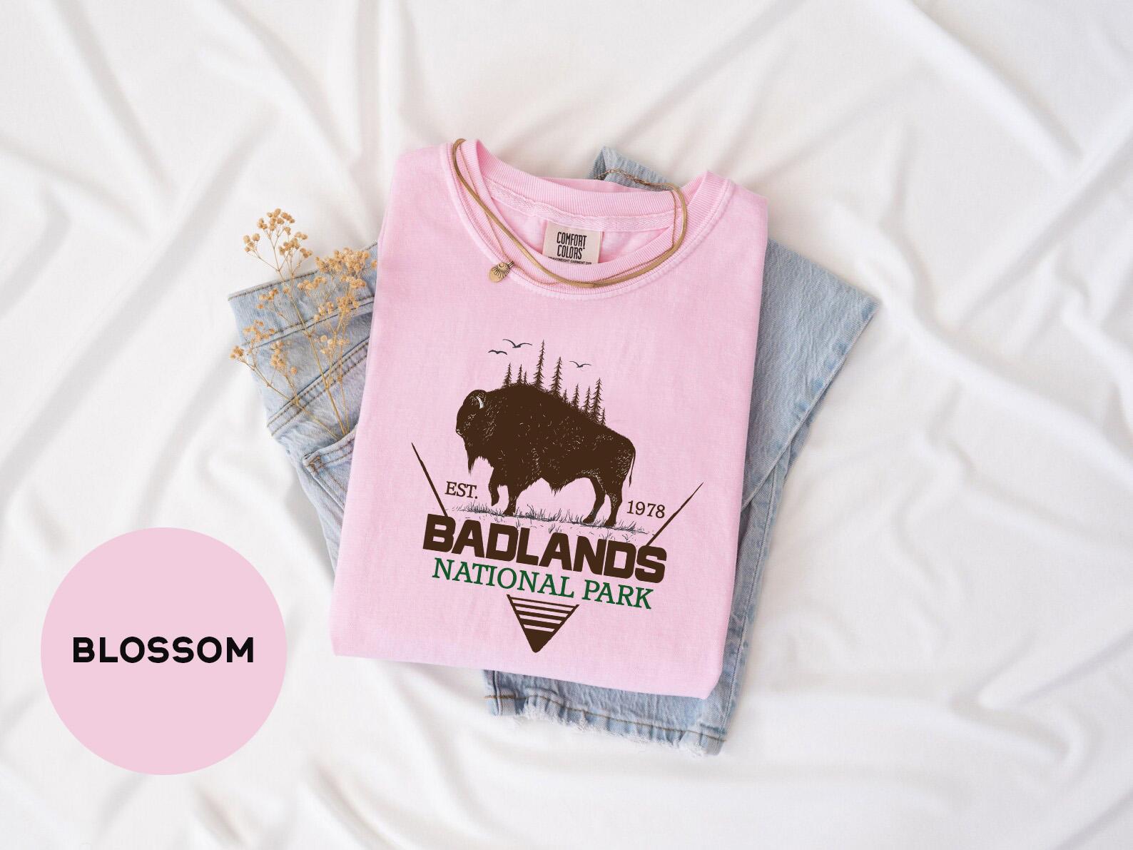 a pink shirt that says badlands national park on it