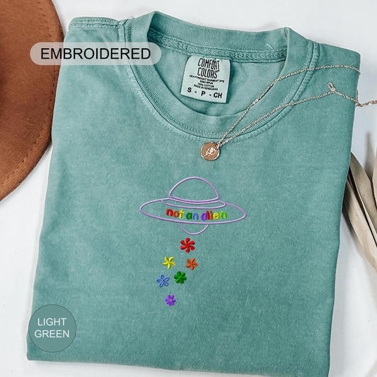 a t - shirt with a picture of an alien on it