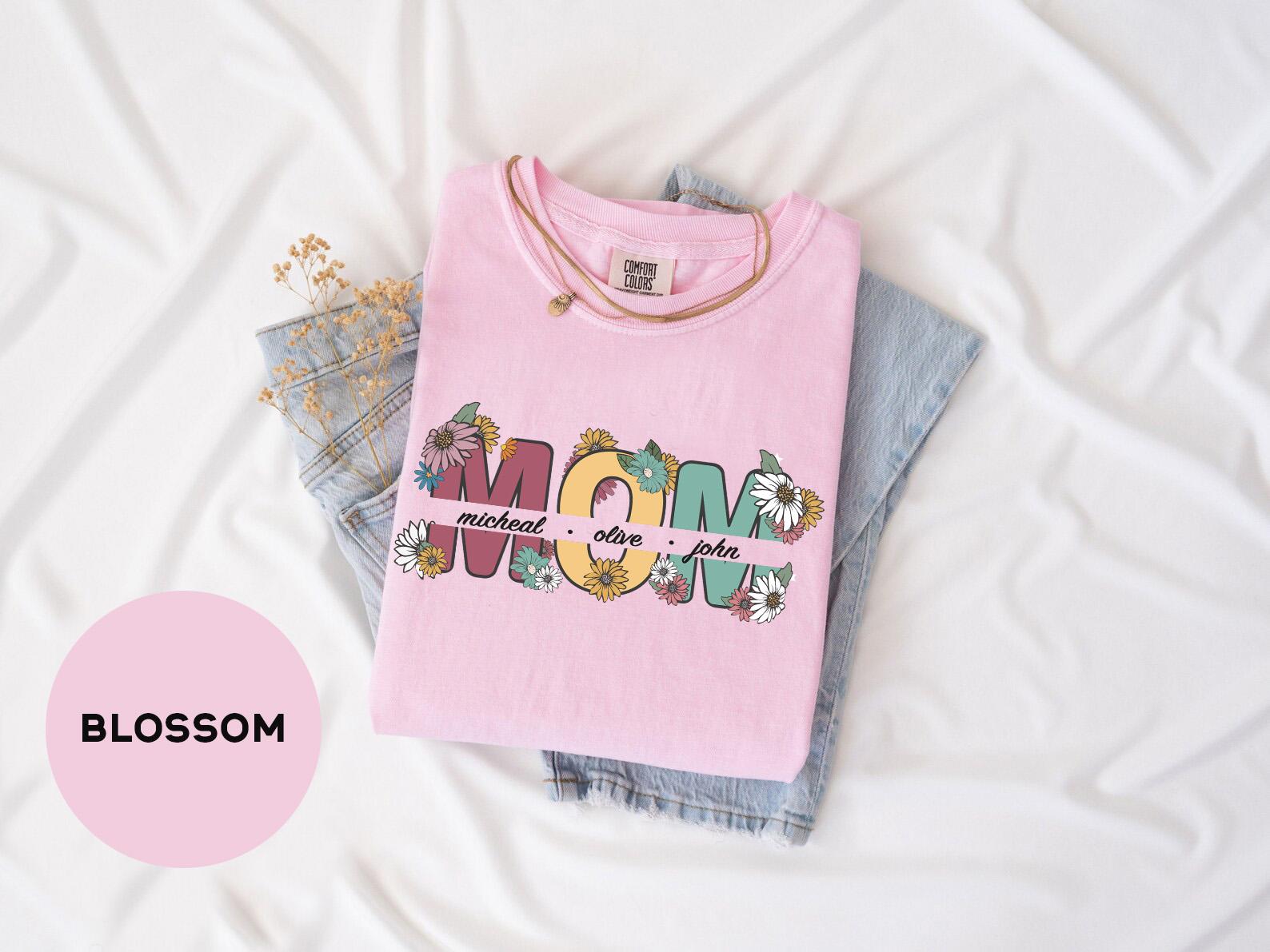 a pink shirt with the word mom on it